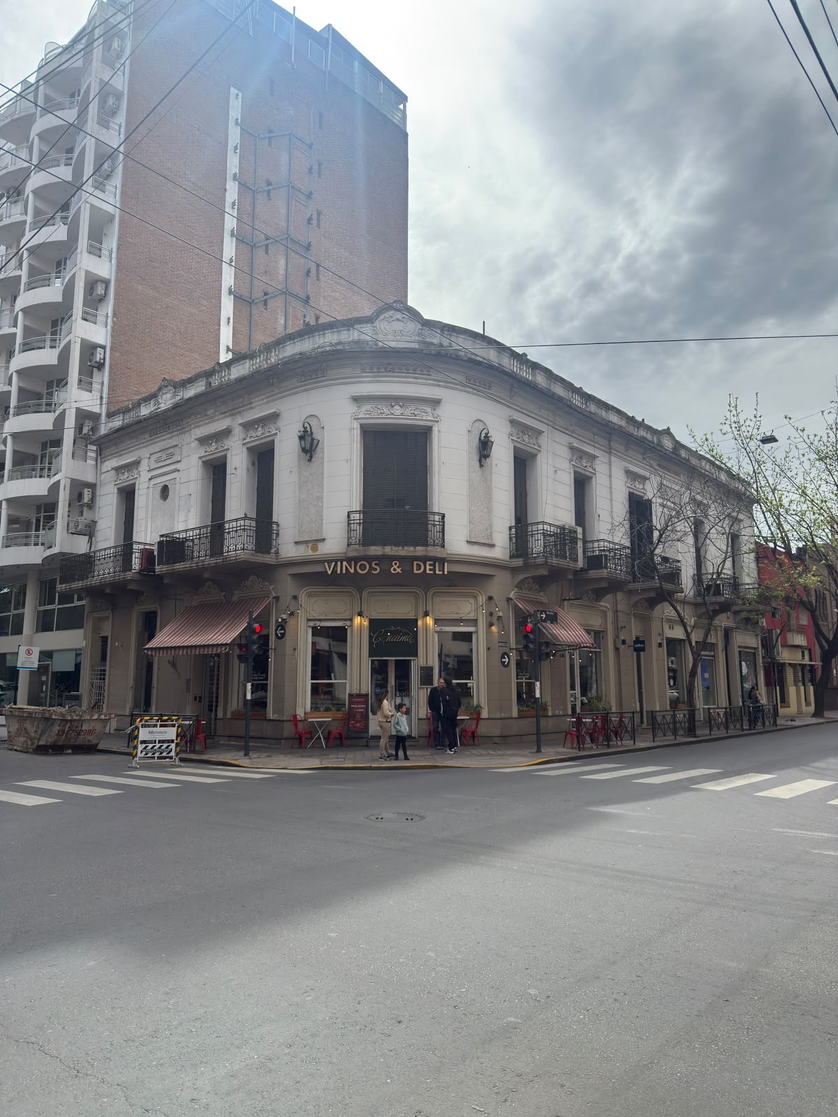 Amplia propiedad en esquina – Italia y Mendoza | Múltiples usos