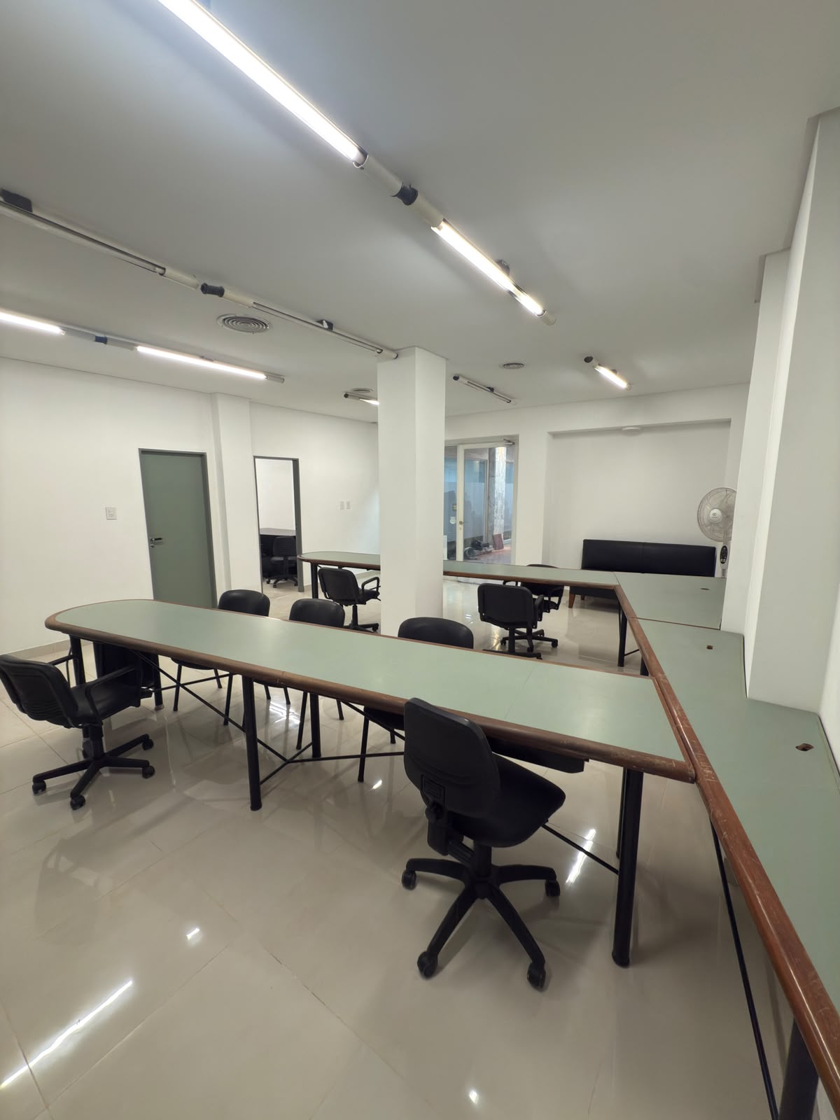 Amplia oficina en alquiler en planta baja – Excelente estado – Córdoba 1330